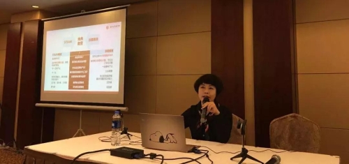 "分论坛,倪彤作《探秘信息技术推动教育创新的实践与探索》的主题发言